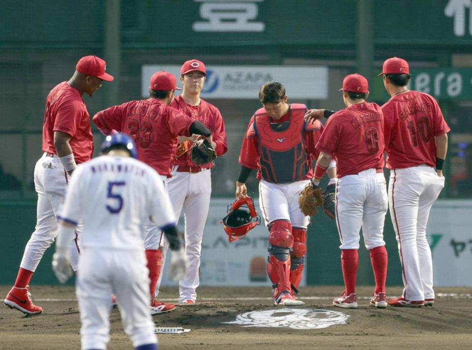 １回、マウンドに集まる広島ナイン