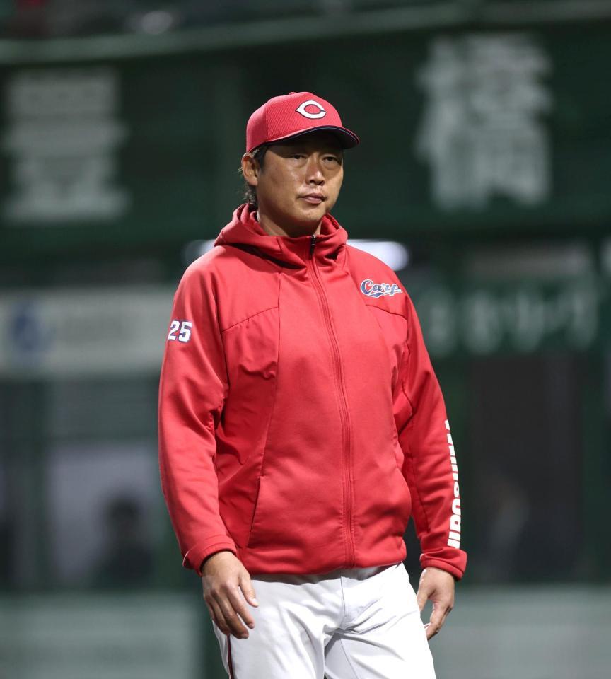 ５回の攻撃後、選手交代を告げた新井監督はベンチに戻る（撮影・北村雅宏）