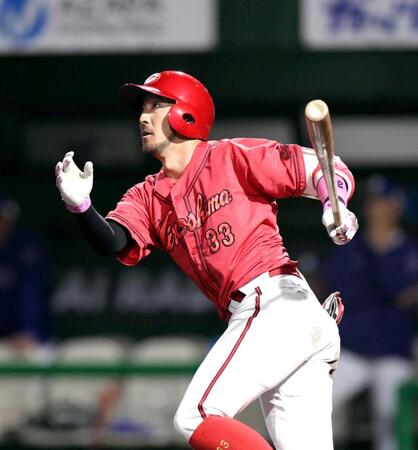 ８回、２点二塁打を放つ菊池（撮影・北村雅宏）