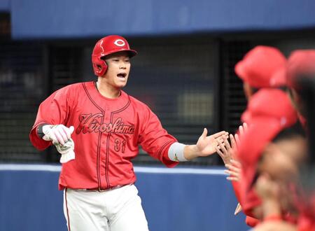 ２回、先制となる生還を果たし、ナインとタッチを交わす坂倉（撮影・北村雅宏）