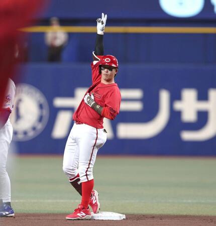 ６回、適時二塁打を放ち、ポーズを決める小園（撮影・北村雅宏）