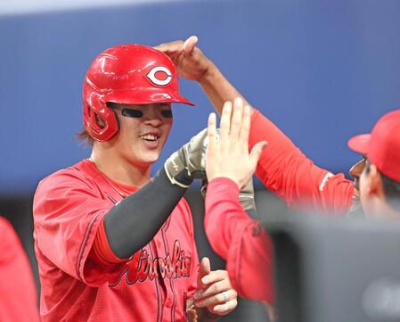 ６回、モンテロの適時二塁打で生還し、祝福される小園（撮影・北村雅宏）