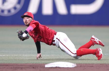 ９回、石伊の打球を好捕し、二塁へグラブトスする菊池（撮影・北村雅宏）