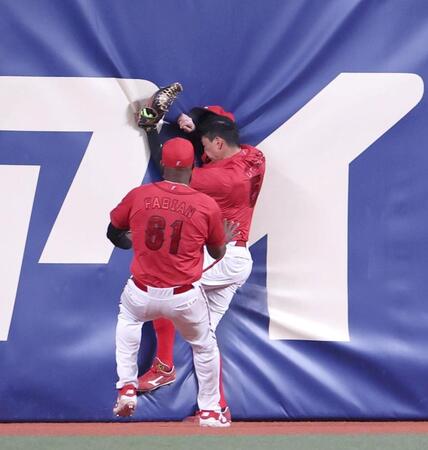 ９回、板山の打球を捕球し、勢い余ってフェンスに激突する大盛（撮影・北村雅宏）