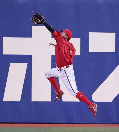 ９回、板山の打球を捕球する大盛（撮影・北村雅宏）