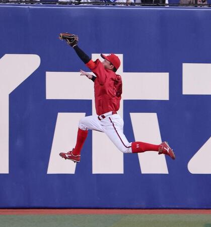 ９回、板山の打球を捕球する大盛（撮影・北村雅宏）