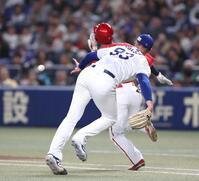 ２回、中村奨のゴロをさばいたものの、一塁へ悪送球するマラー（撮影・北村雅宏）