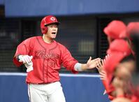 ２回、先制となる生還を果たし、ナインとタッチを交わす坂倉（撮影・北村雅宏）