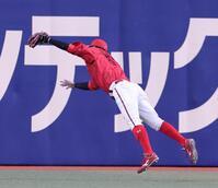 ５回、福永の打球を好捕する大盛（撮影・北村雅宏）