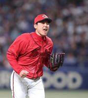 ３回、細川を三球三振に斬り、ほえる栗林（撮影・北村雅宏）