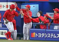 ６回表、モンテロの適時二塁打で小園が生還し、盛り上がる新井監督（中央）ら広島ベンチ