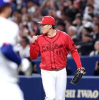 ７回、ピンチを無失点で切り抜け、拳を握る斉藤（撮影・北村雅宏）