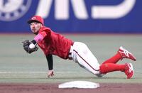 ９回、石伊の打球を好捕し、二塁へグラブトスする菊池（撮影・北村雅宏）