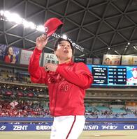 お立ち台でファンの声援に応える栗林（撮影・北村雅宏）