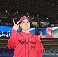 ２勝目を挙げ、お立ち台でポーズをとる栗林（撮影・北村雅宏）