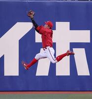 ９回、板山の打球を捕球する大盛（撮影・北村雅宏）