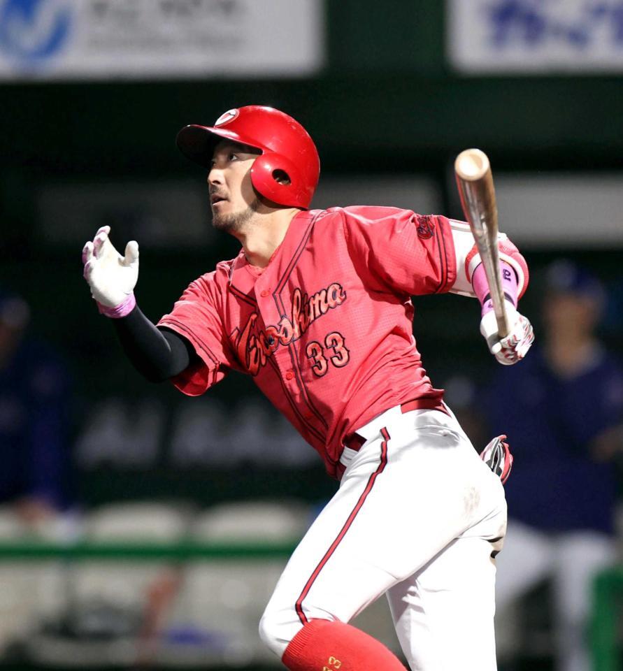 ８回、２点二塁打を放つ菊池（撮影・北村雅宏）