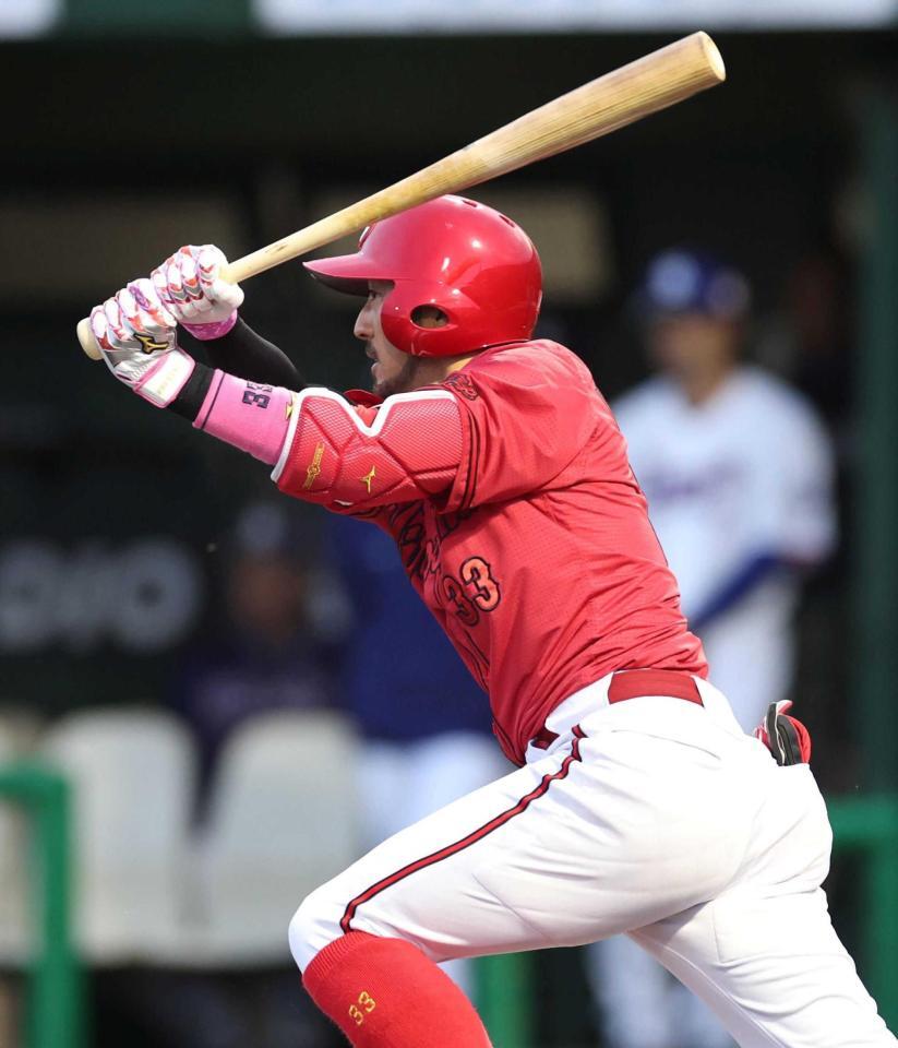 １回、中前打を放つ菊池