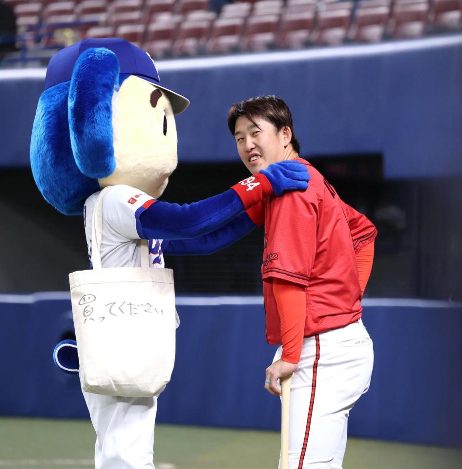 試合前、ドアラに激励される？小園（右）＝撮影・北村雅宏