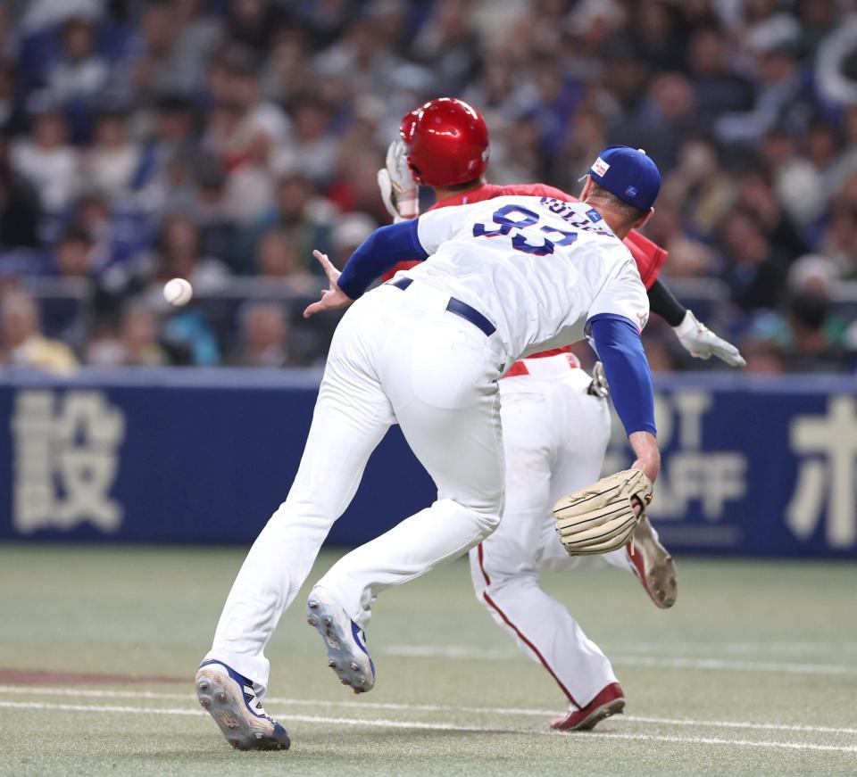 ２回、中村奨のゴロをさばいたものの、一塁へ悪送球するマラー（撮影・北村雅宏）