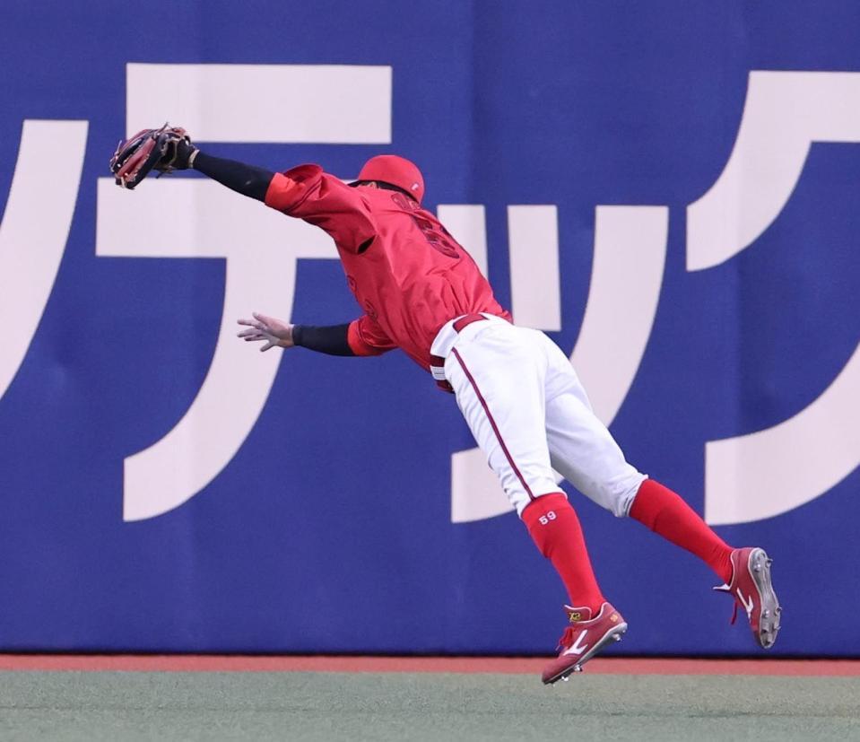 ５回、福永の打球を好捕する大盛（撮影・北村雅宏）