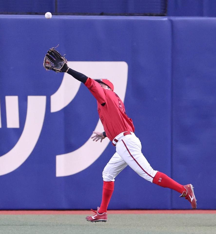 ５回、福永の打球を好捕する大盛（撮影・北村雅宏）