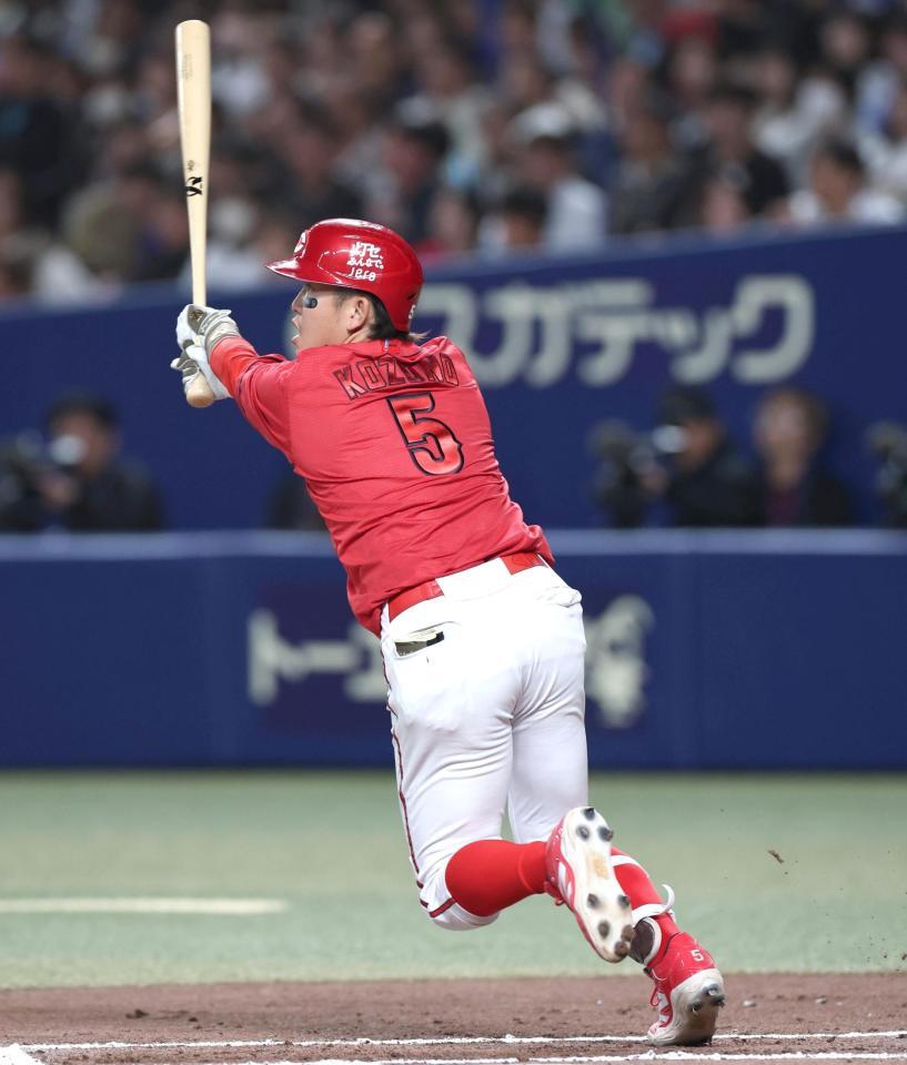 ６回、適時二塁打を放つ小園（撮影・北村雅宏）