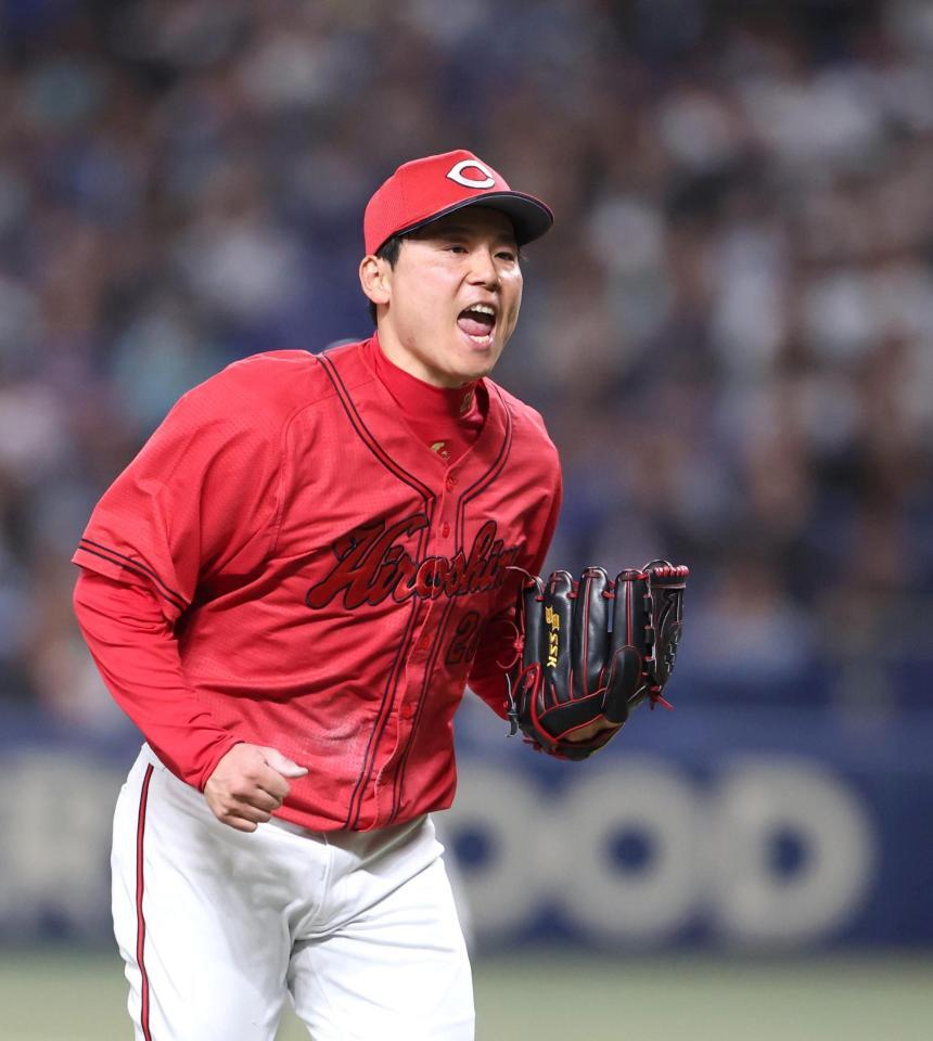 ３回、細川を三球三振に斬り、ほえる栗林（撮影・北村雅宏）