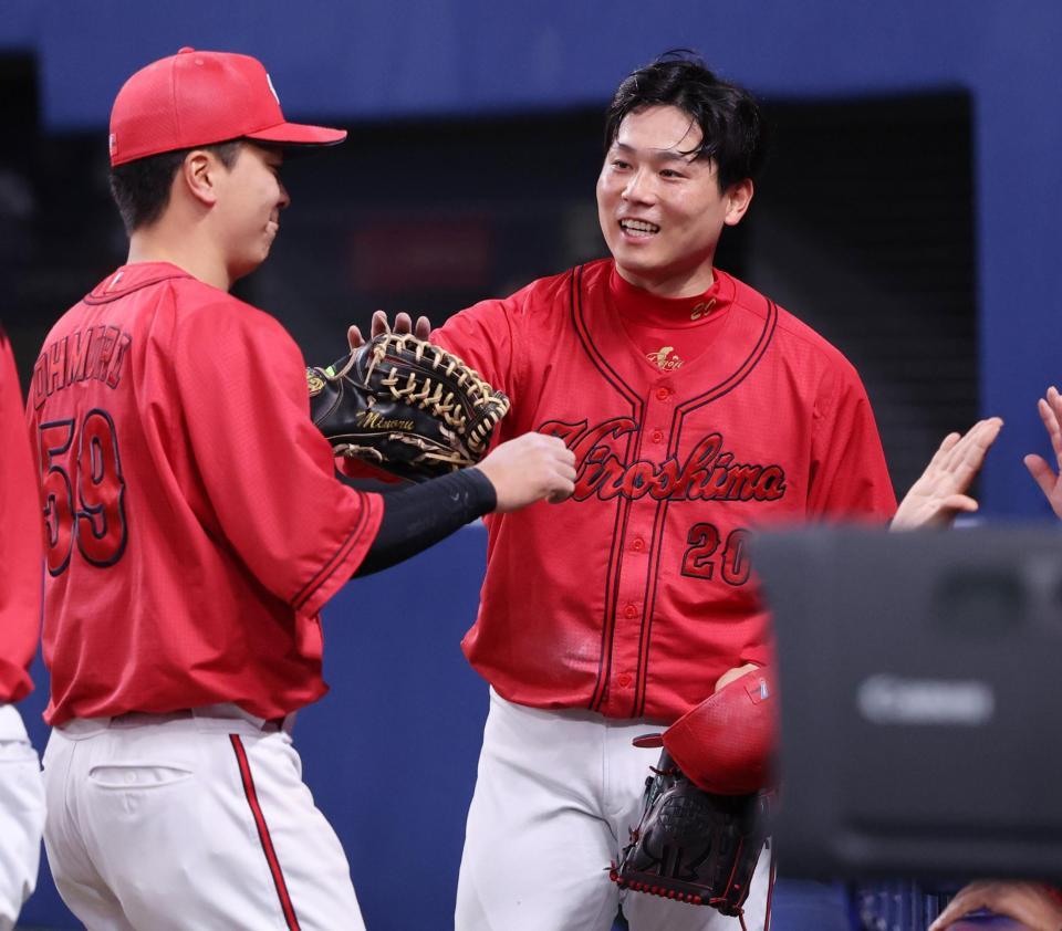 ５回裏、好守の大盛（左）とタッチを交わす栗林