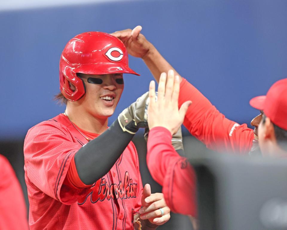 ６回、モンテロの適時二塁打で生還し、祝福される小園（撮影・北村雅宏）