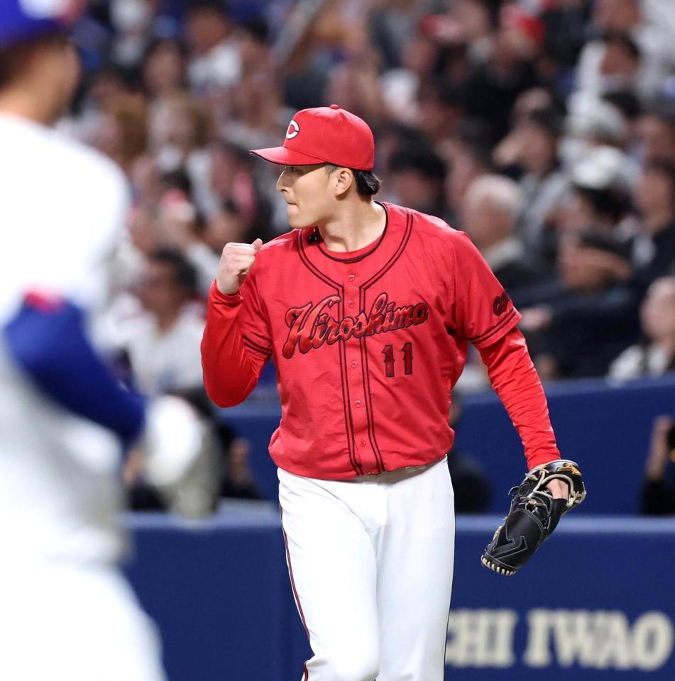 ７回、ピンチを無失点で切り抜け、拳を握る斉藤（撮影・北村雅宏）