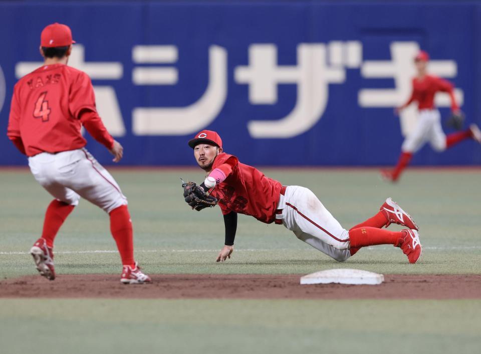 ９回、石伊の二ゴロをトスして二封にする菊池。遊撃手矢野が一塁へ転送し、併殺とする