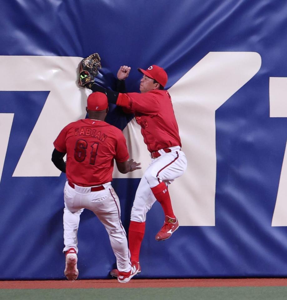 ９回、板山の打球を捕球し、勢い余ってフェンスに激突する大盛（撮影・北村雅宏）