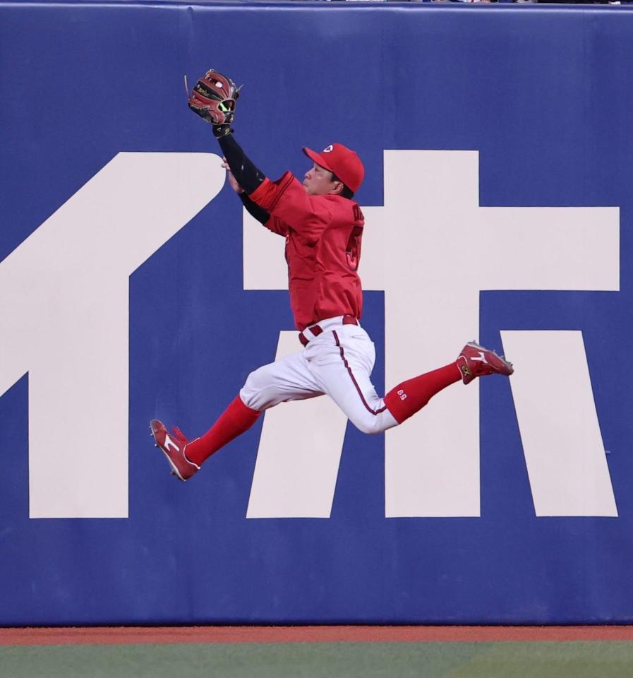 ９回、板山の打球を捕球する大盛（撮影・北村雅宏）