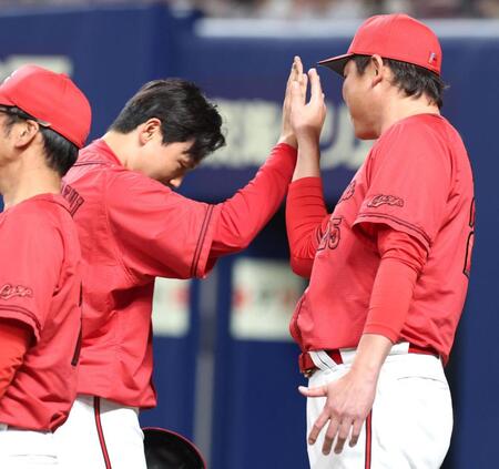 ２勝目を挙げ、新井監督（右）とタッチを交わす栗林（撮影・北村雅宏）