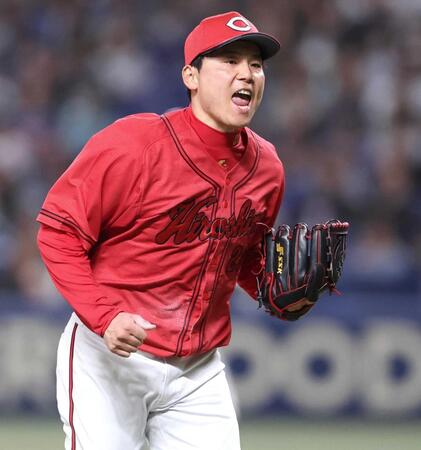 ３回、細川を３球三振に斬り、雄たけびを上げる栗林（撮影・北村雅宏）