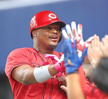 ８回、２ランを放ち、ナインとタッチを交わすモンテロ