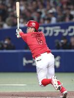 ６回、適時二塁打を放つ小園（撮影・北村雅宏）