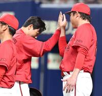 ２勝目を挙げ、新井監督（右）とタッチを交わす栗林（撮影・北村雅宏）