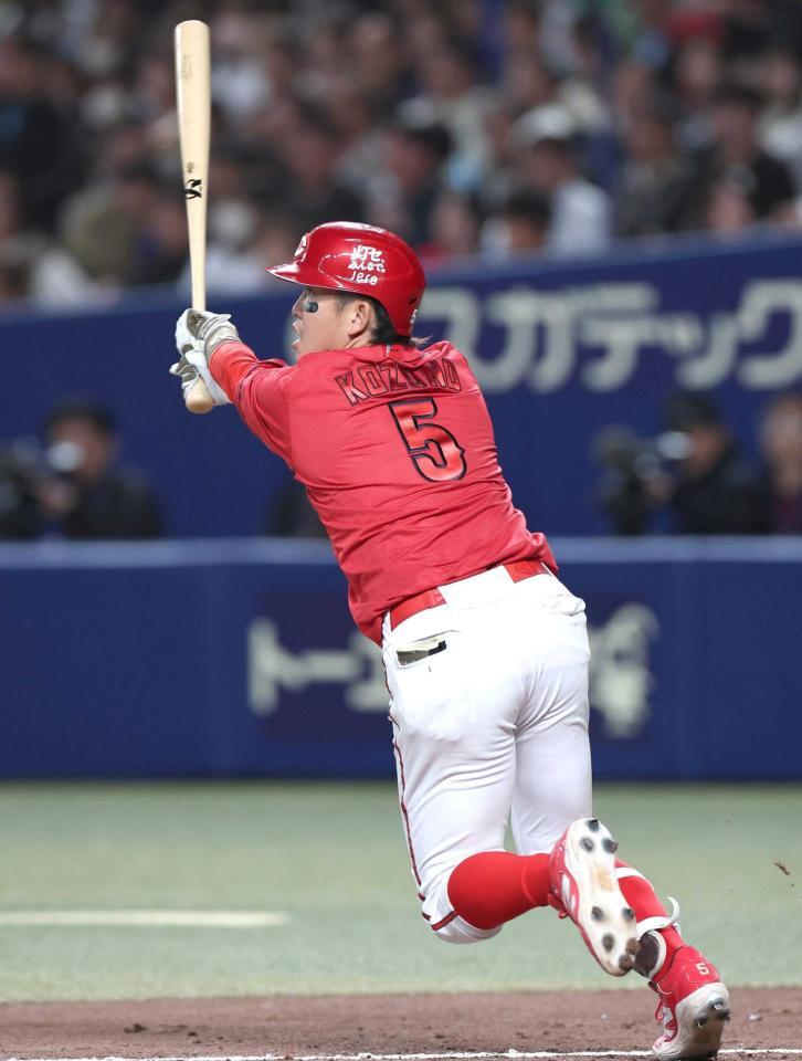 ６回、適時二塁打を放つ小園（撮影・北村雅宏）