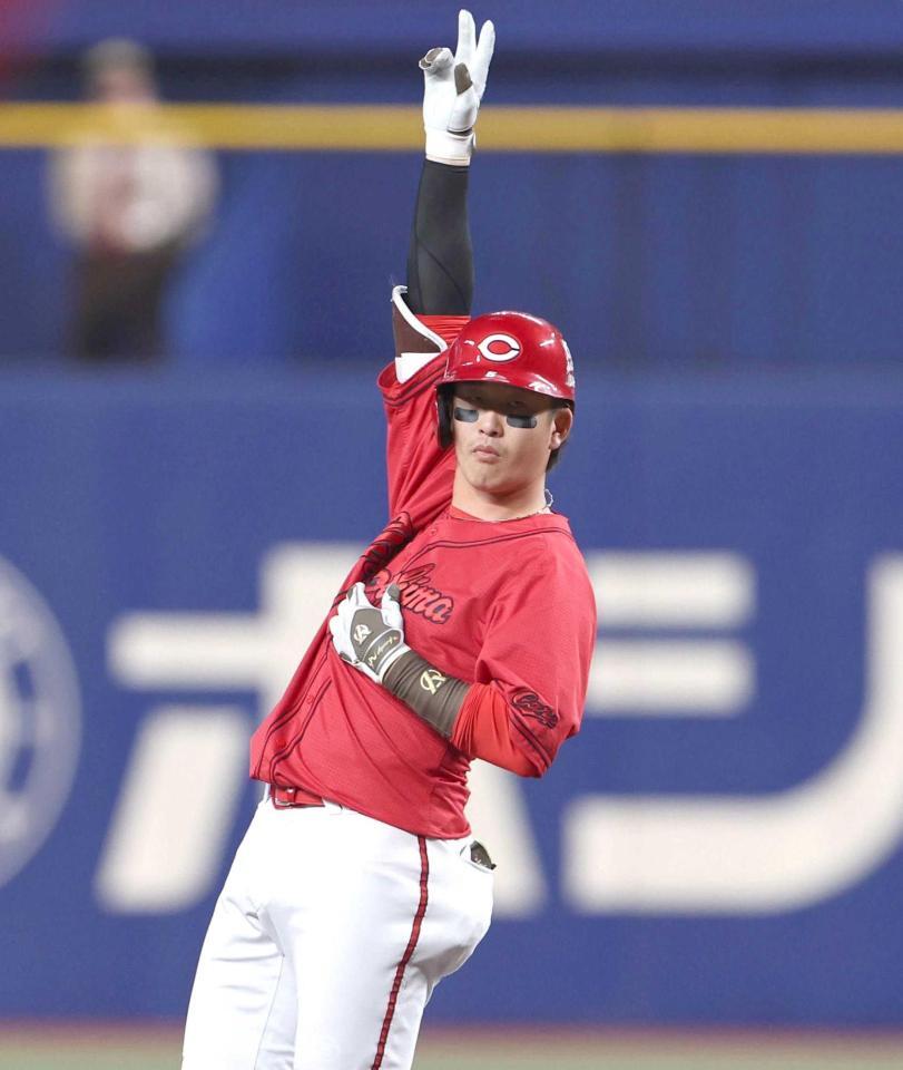 適時二塁打を放ち、塁上でポーズを決める小園（撮影・北村雅宏）