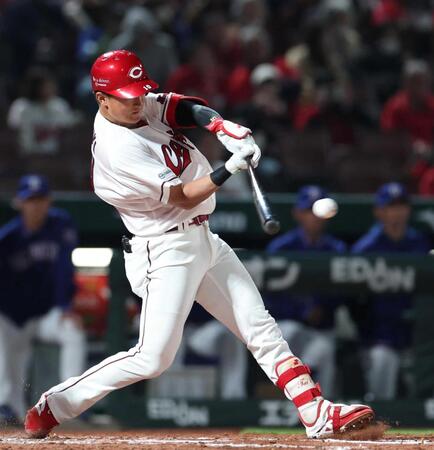 左前打を放つ佐々木（３月２７日）