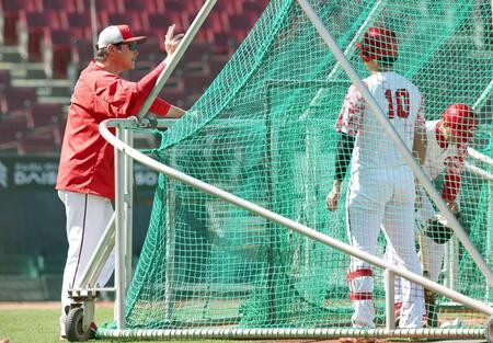 打撃練習する佐々木（１０）に声をかける新井監督（撮影・北村雅宏）　