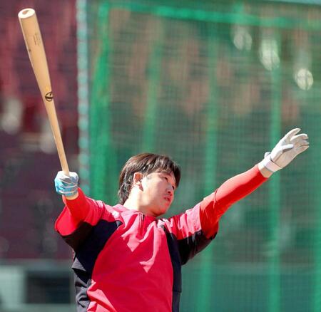 バットを振り込む小園