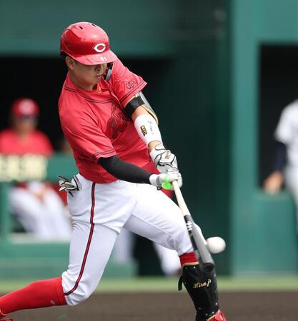 １回、左前打を放つ平川（撮影・中田匡峻）