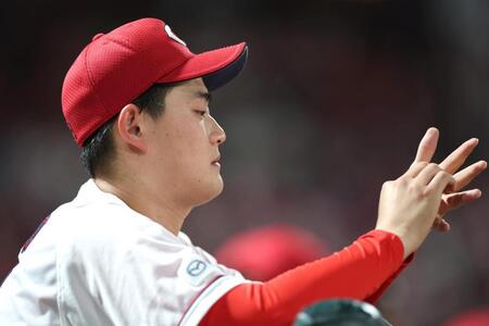 ５回、左手にできたマメを気にする岡本（撮影・北村雅宏）