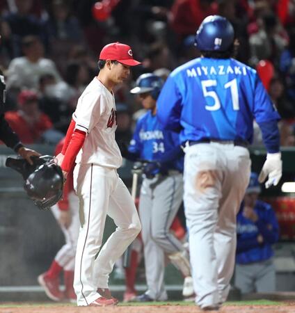 ７回、松尾に適時二塁打を浴びた森浦（左）＝撮影・北村雅宏