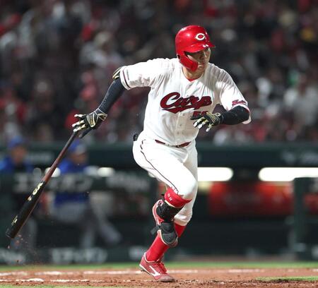 ６回、右前打を放つ大盛（撮影・北村雅宏）