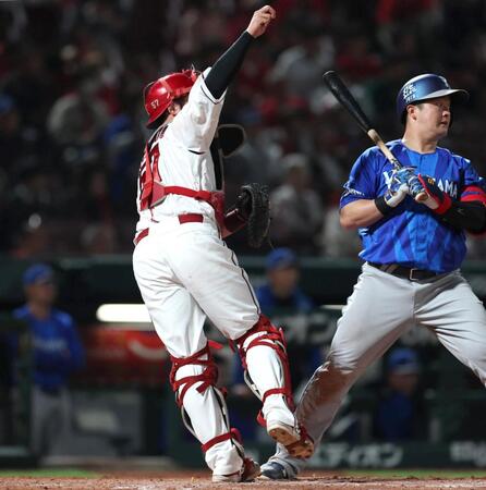 ８回、神里の二盗を阻止する持丸（撮影・北村雅宏）