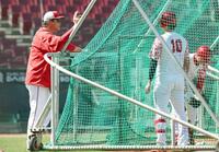 打撃練習する佐々木（１０）に声をかける新井監督（撮影・北村雅宏）　